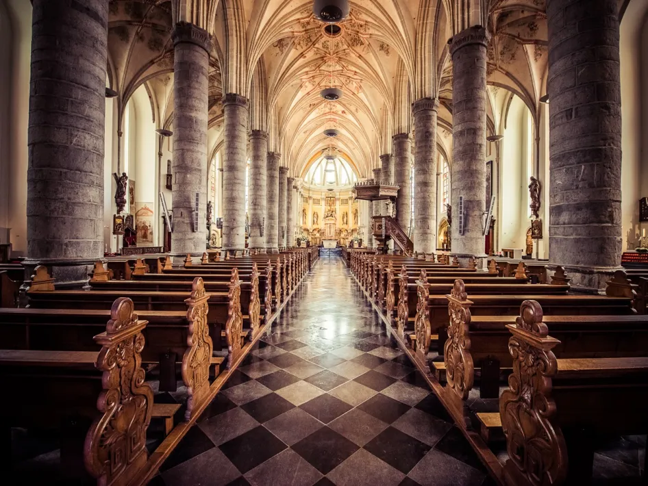 Interieur van de Sint-Martinuskerk in Weert met zuilen, gewelven en houten kerkbanken te bezoeken tijdens Open Monumentendag Weert