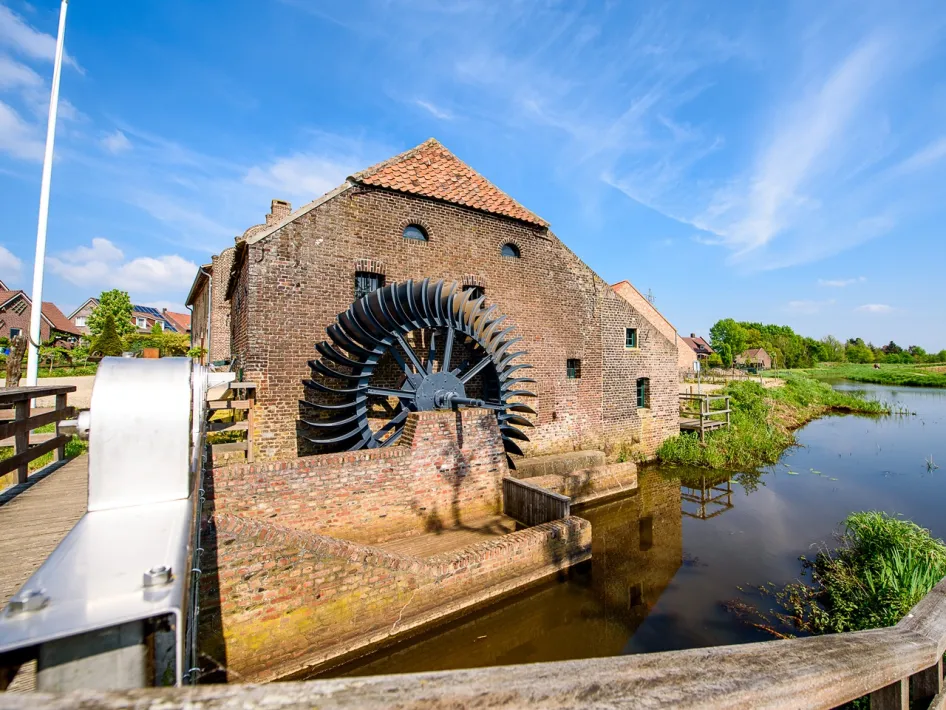 Friedessemolen in Leudal met groot waterrad aan het water