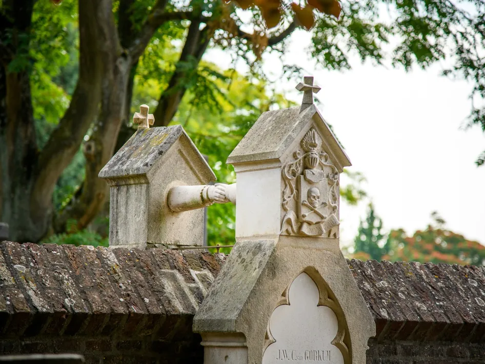 Historische grafmonumenten op het Oude Kerkhof in Roermond