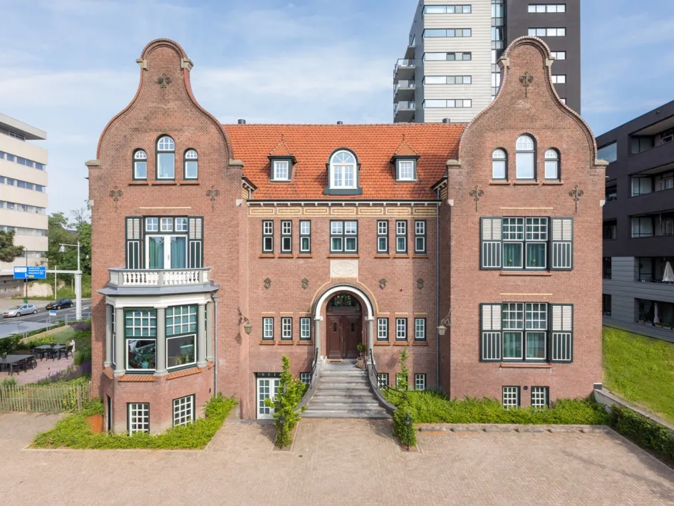 Voorgevel van Villa Casimir in Roermond met rode baksteen en sierlijke gevels