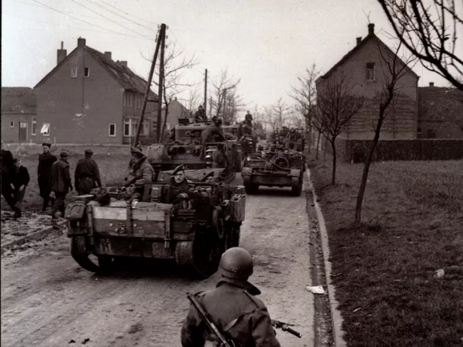 Tijdens Operatie Mallard rijden de Britse troepen Heythuysen binnen