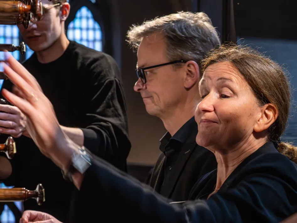 Ute Gremmel en Heinz-Peter Kortmann in actie tijdens het Orgel-plus concert op het Vermeulen-orgel in het Franciscus Huis Weert.