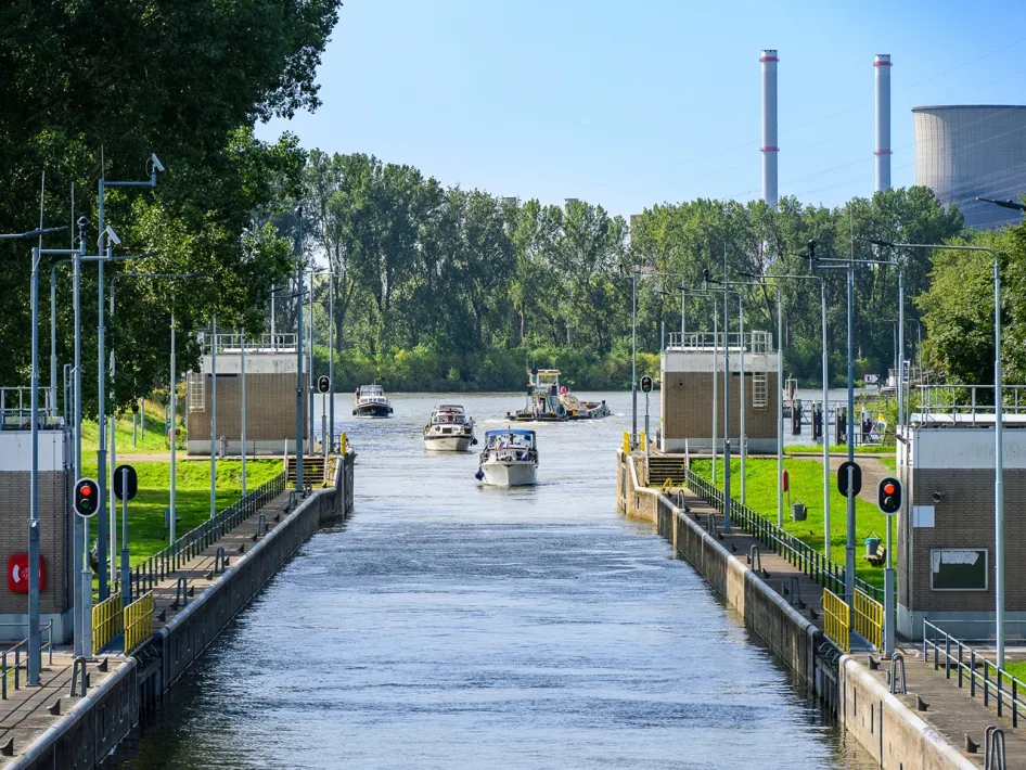 Sportboote fahren durch die Schleuse von Linne bei Osen an der Maas.