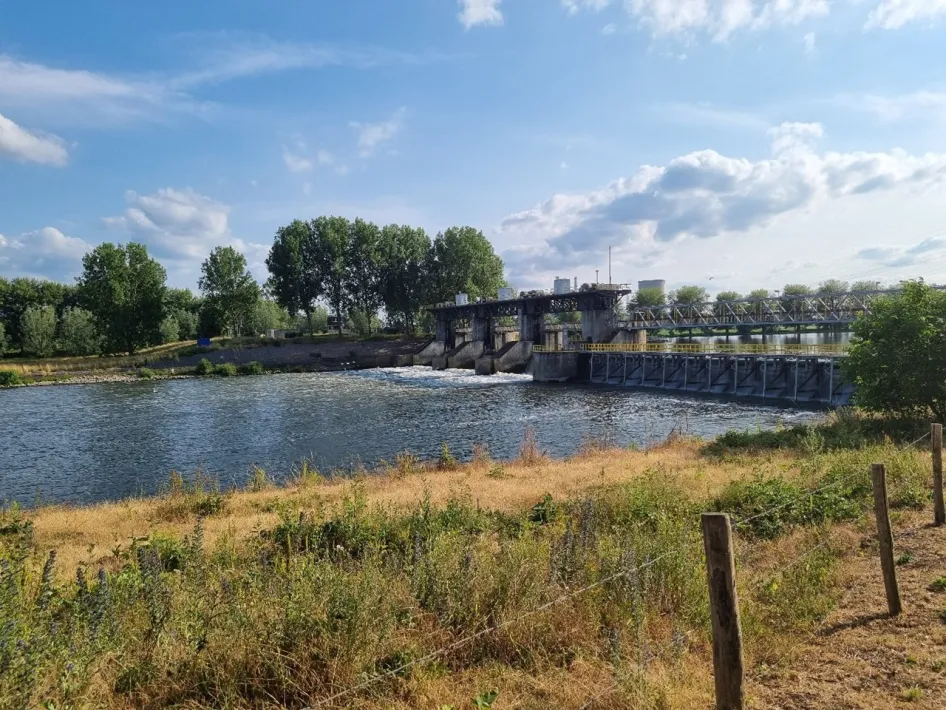 Das Wehr von Linne bei Osen verbindet beide Ufer der Maas und reguliert den Wasserstand.