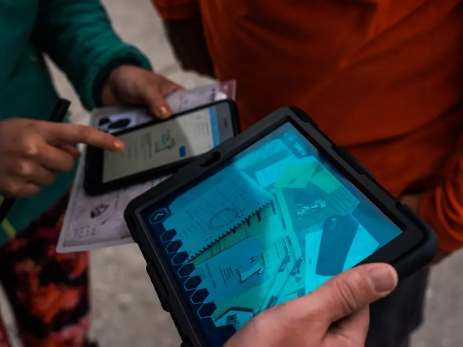 Puzzelen met behulp van de tablet bij Outdoor Escape Weert