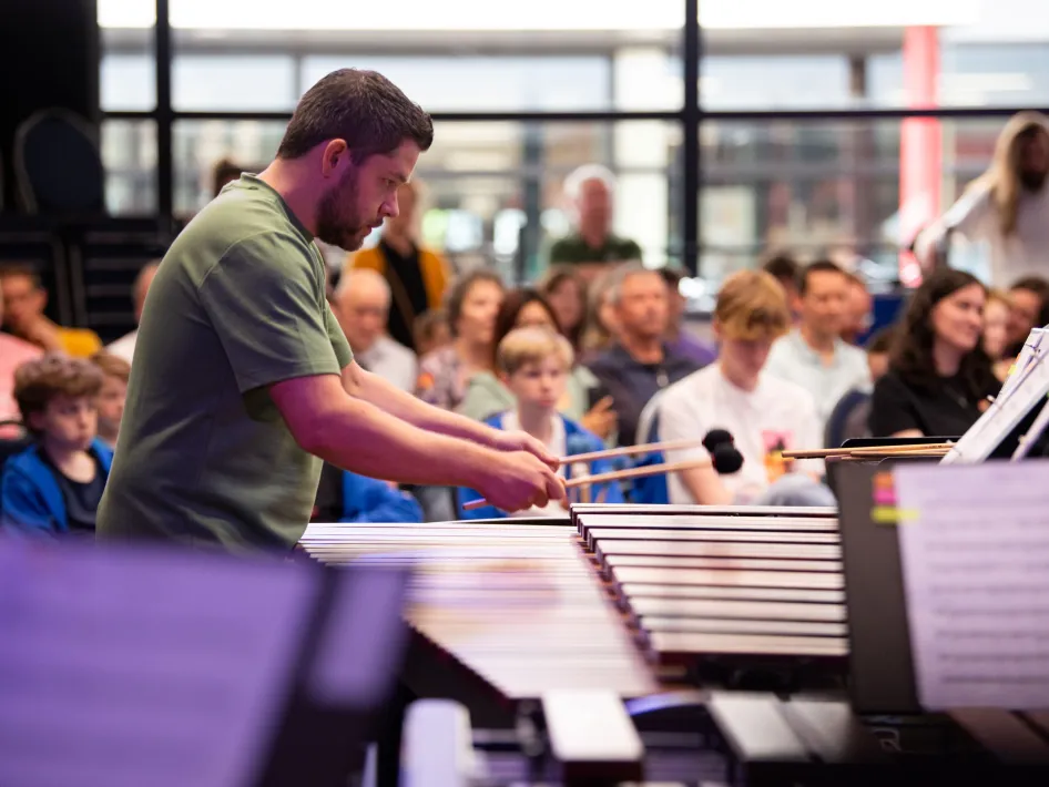 Slagwerker speelt marimba voor publiek tijdens het Percussion & Friends Festival in Ittervoort.