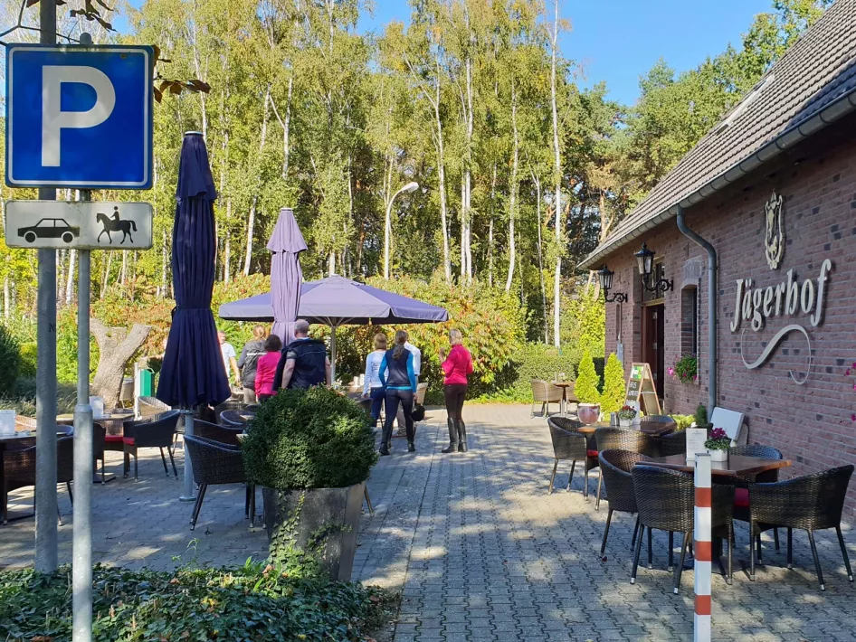 Die Terrasse des Jägerhofs, wo die Reiter gerade abfahren