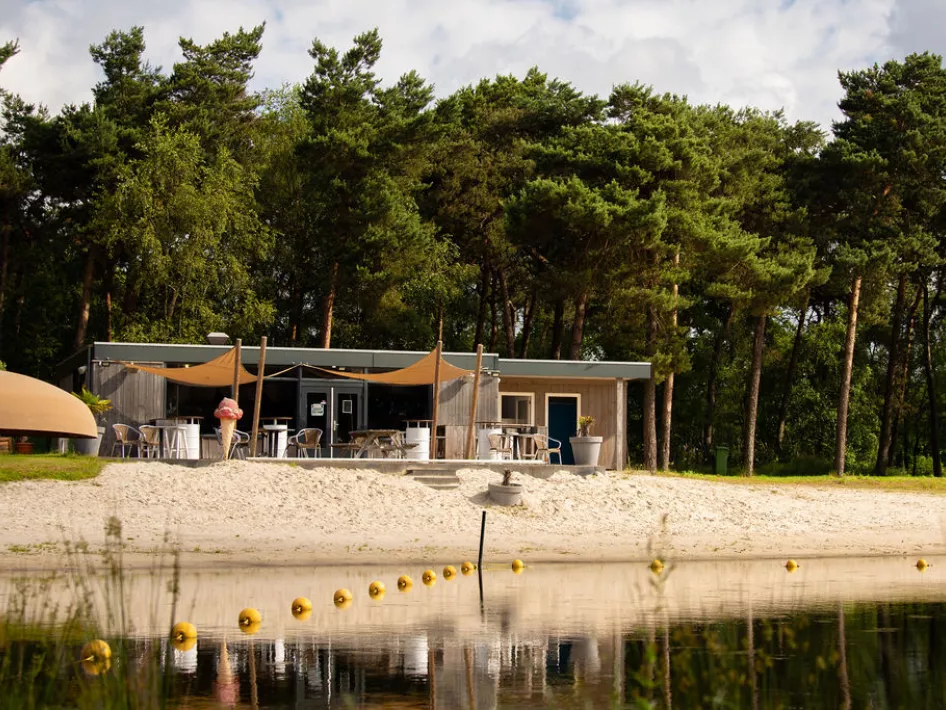 Het horecagebouw aan het badstrand van de Witte Vennen