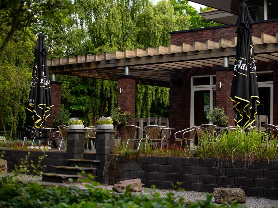 Het terras van vakantiepark de Witte Vennen