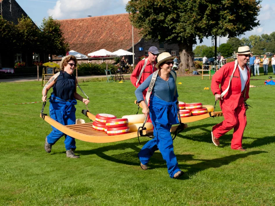 Groep is het spel 'Kaasdragen' aan het spelen bij Parkhoeve de Middelt in Kessel
