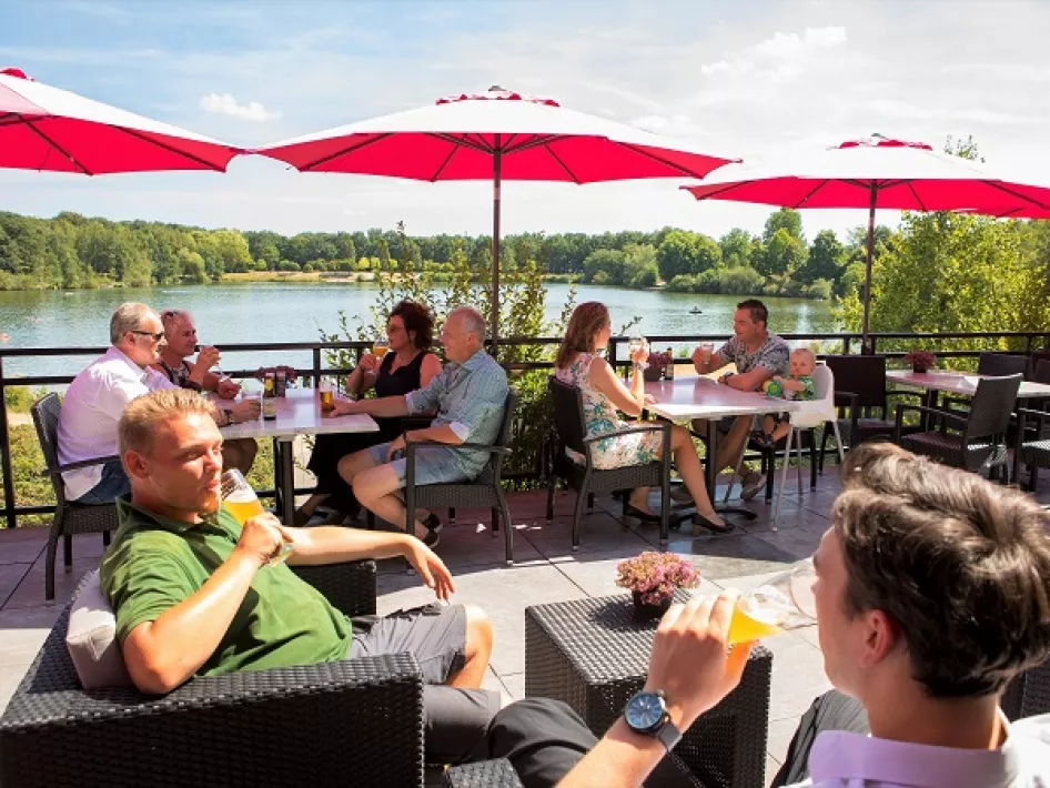 Genieten op het terras van Parkhotel Horst