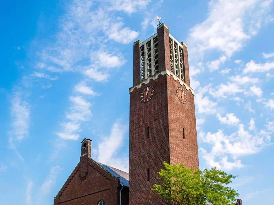 De toren van de Parochiekerk in Baarlo, op donderdagmiddagen in augustus toegankelijk voor het publiek tijdens de open kerk in Baarlo.