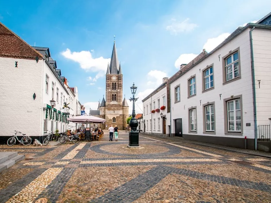 Het kerkplein in Thorn waar de VVV-wandeling Thorn