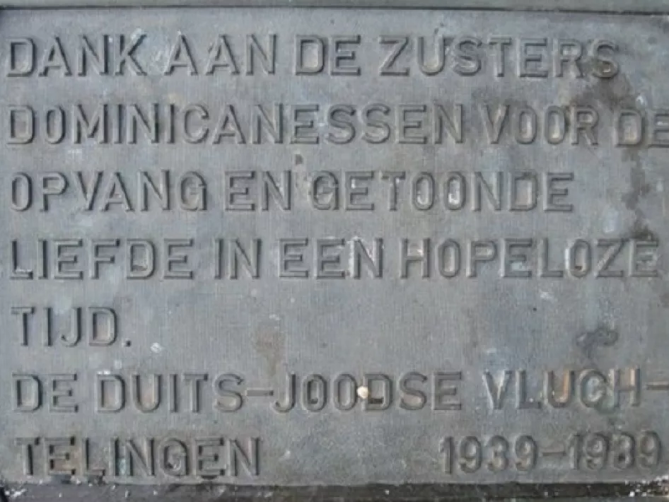 De plaat met tekst op het Joods Monument