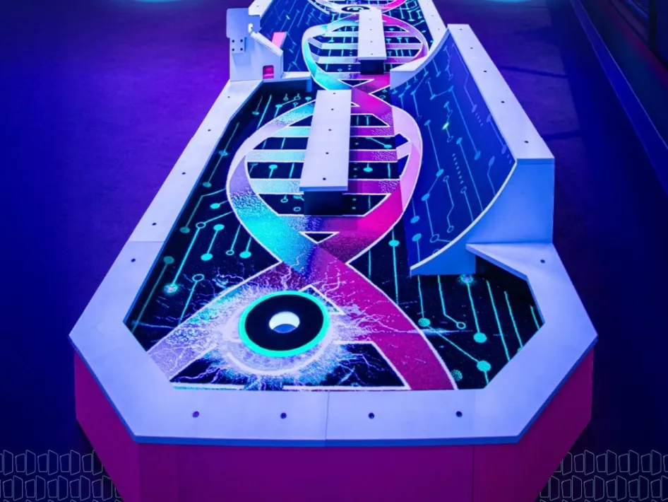 Verlichte minigolfbaan met futuristisch dna-patroon en neonkleuren bij Poort51.