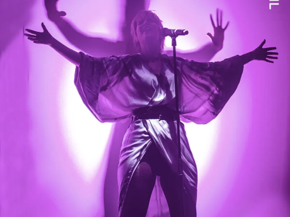 Trijntje Oosterhuis zingt op het podium, sfeervol belicht, tijdens haar ode aan Stevie Wonder in een volle theaterzaal.