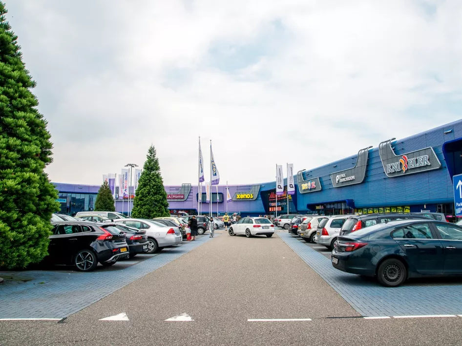 Vor dem Retailpark geparkte Autos