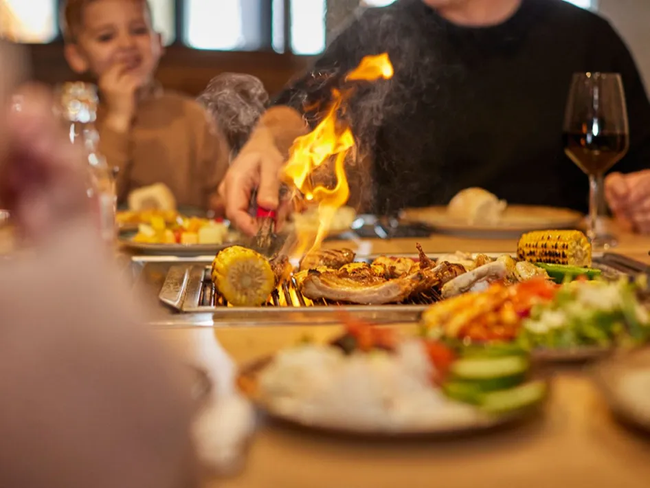 Vlees en groente worden gegrild op tafel bij Restaurant Grillo in De Leistert.