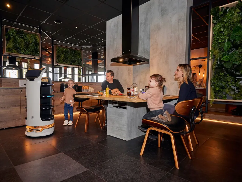 Gezin dineert bij Restaurant Grillo in De Leistert, waar een robot het eten komt brengen.