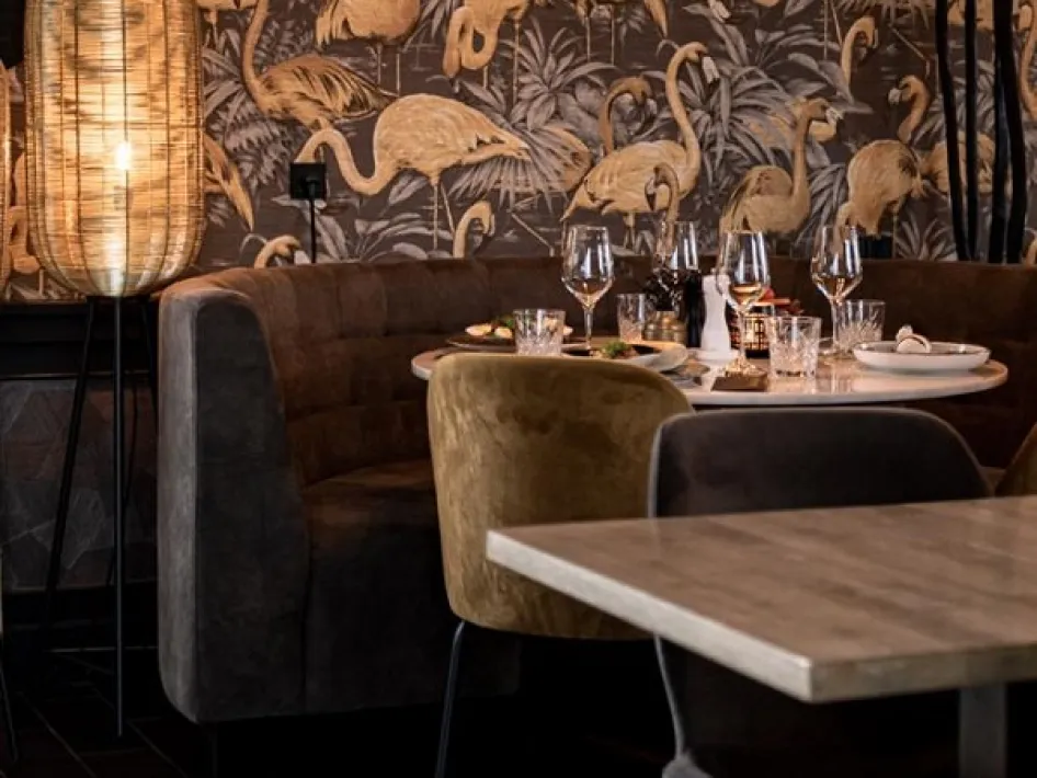 Stimmungsvolle Sitzecke in der Riverside Lounge mit gedecktem Tisch und Wanddekoration