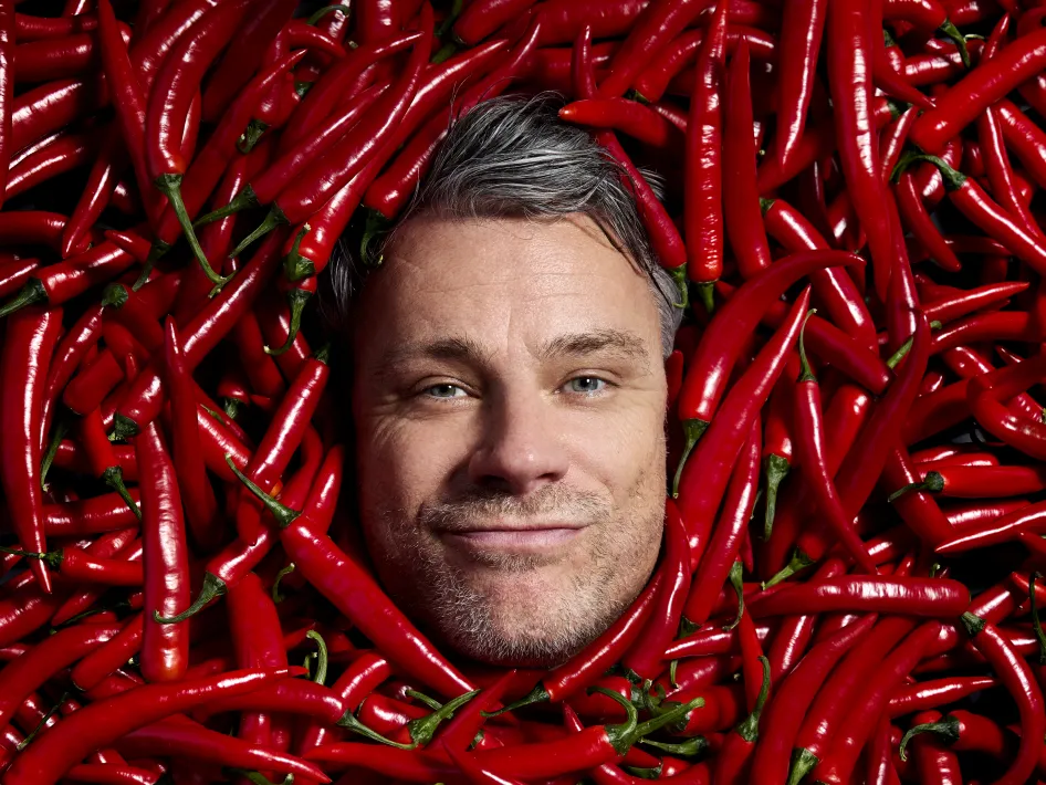 rob scheepers die tussen de hete pepers ligt als promo van zijn cabaretvoorstelling