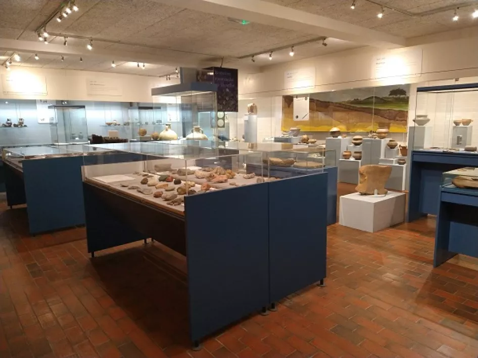 Archeologische vondsten, tentoongesteld in vitrines