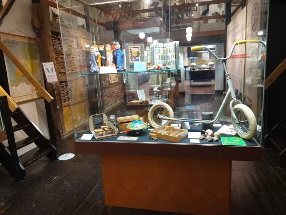 A display case containing old toys at the Roerstreek Museum