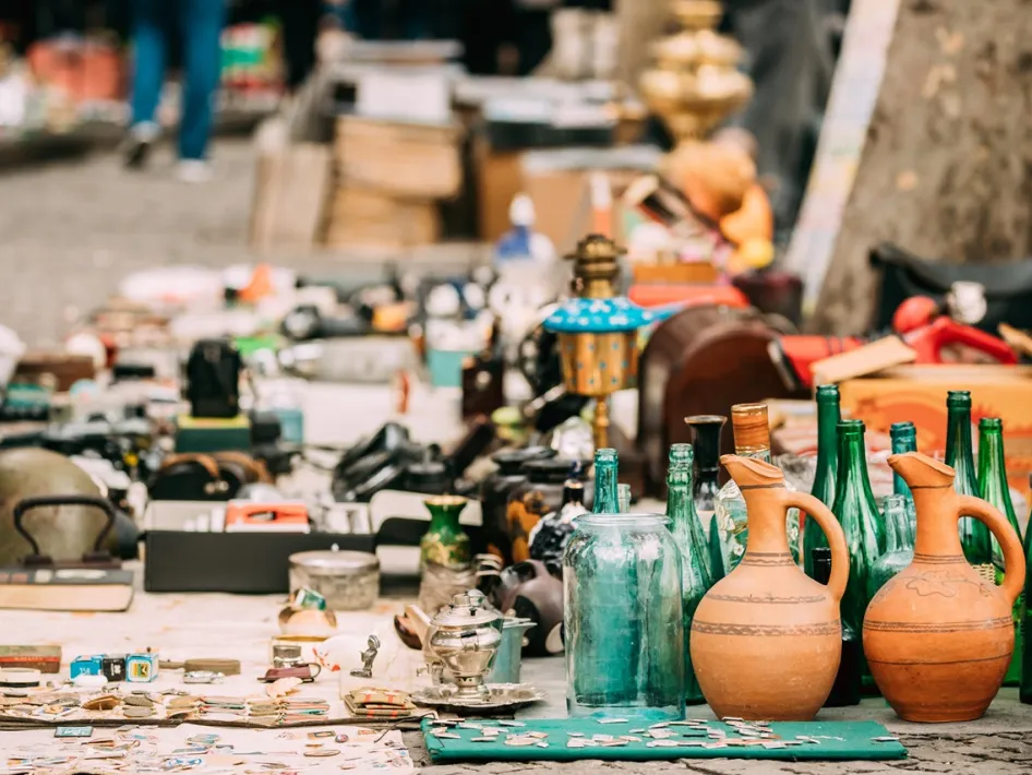 Tafels vol tweedehands spullen tijdens de RommelRoute Leuken in de wijk Weert.