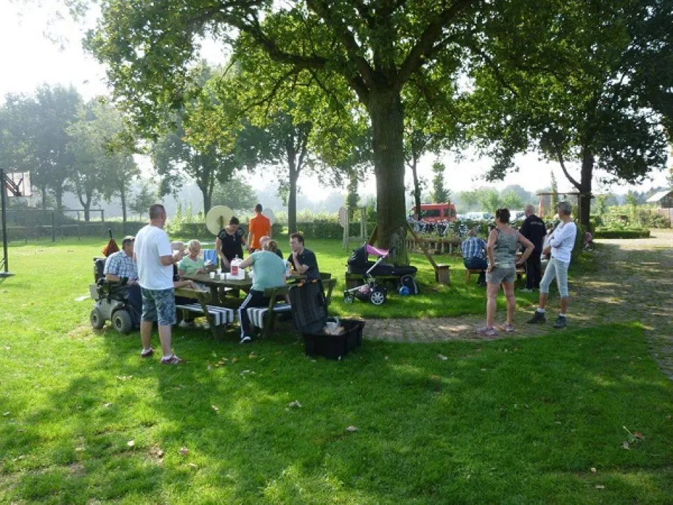 Pflegefarm Rondmeer Die Leute machen ein Picknick