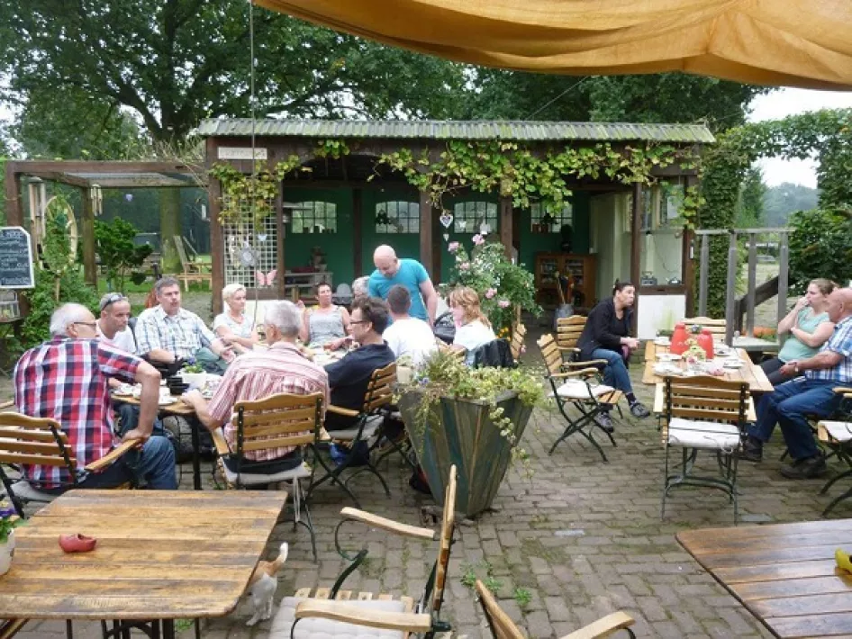 Zorgboerderij Rondmeer Personen die auf der Terrasse sitzen
