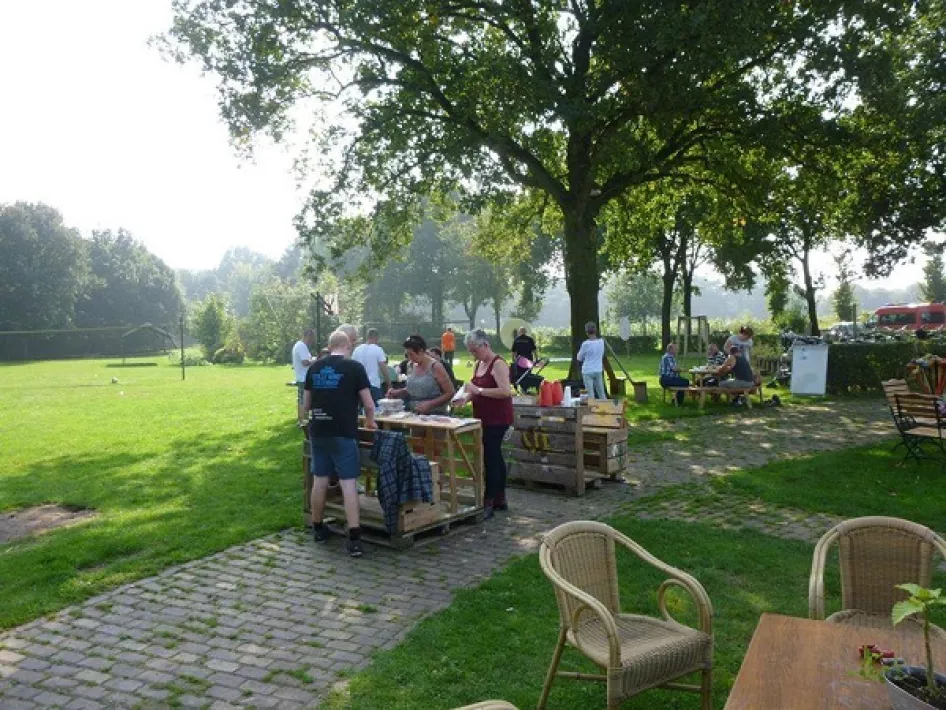 Pflegefarm Rondmeer Menschen genießen auf der Terrasse