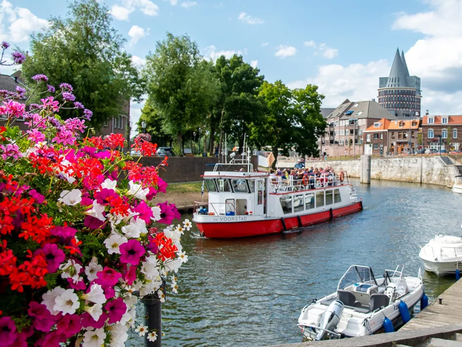De rondvaartboot van Rederij de Corporaal meert aan op de Roerkade voor de dagelijkse rondvaarten Roermond