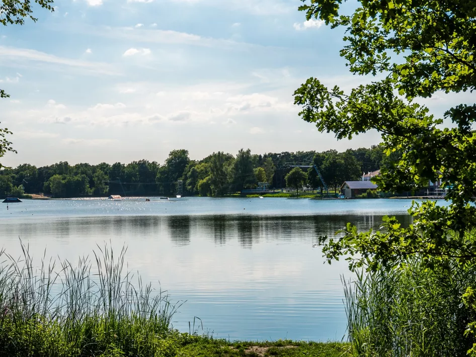 Plas De IJzeren Man met op de achtergrond de waterskibaan