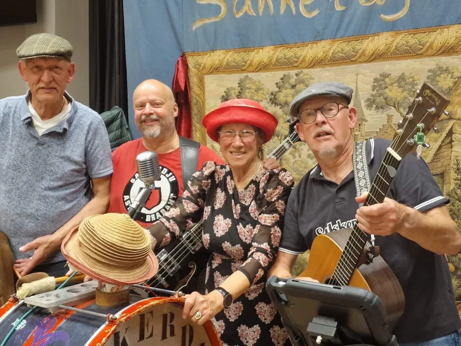 4 bandleden van Sakkerdju