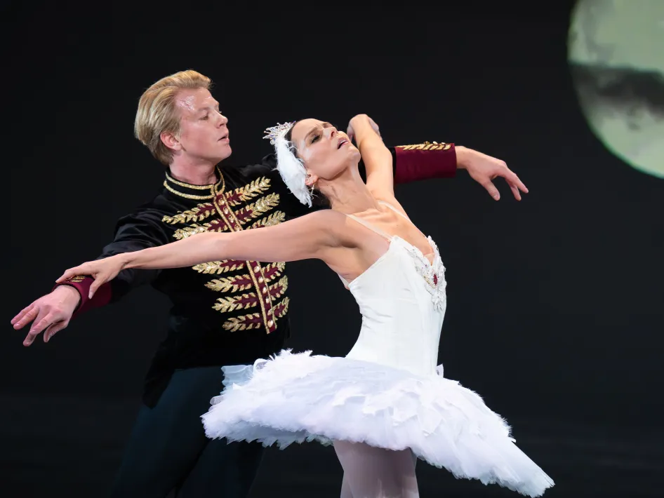 Marijn Rademaker en Igone de Jongh tijdens de pas de deux uit 'Het Zwanenmeer'