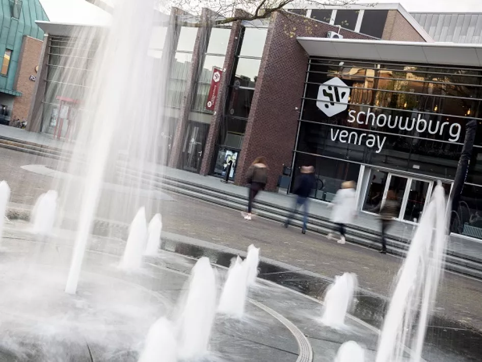 Schouwburg Venray - buitenaanzicht bij de fonteinen