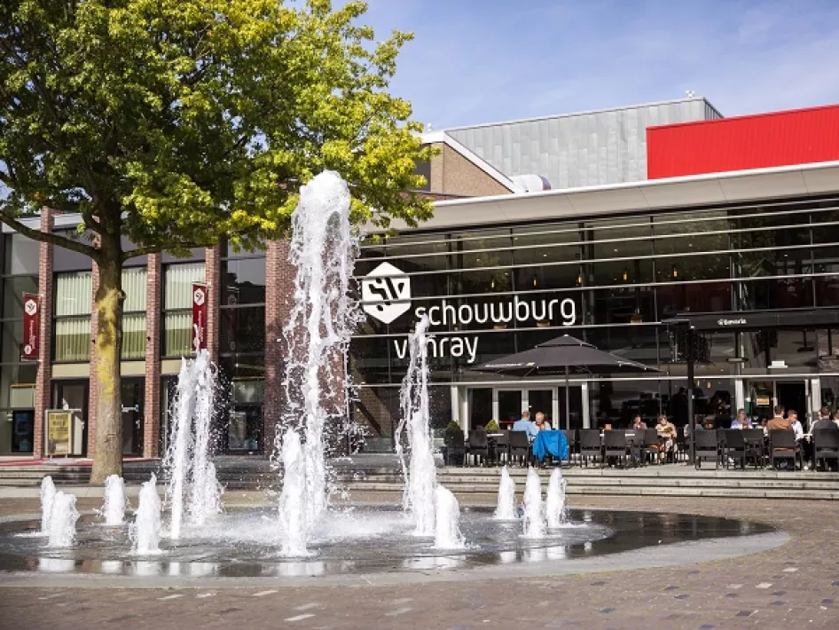 Schouwburg Venray buiten bij de fonteinen