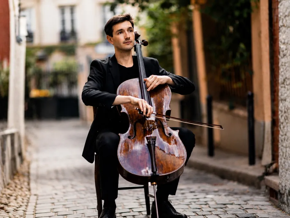 Cellist Andrew Briggs speelt op zijn cello voor het Seizoensopeningsconcert Opus 16.