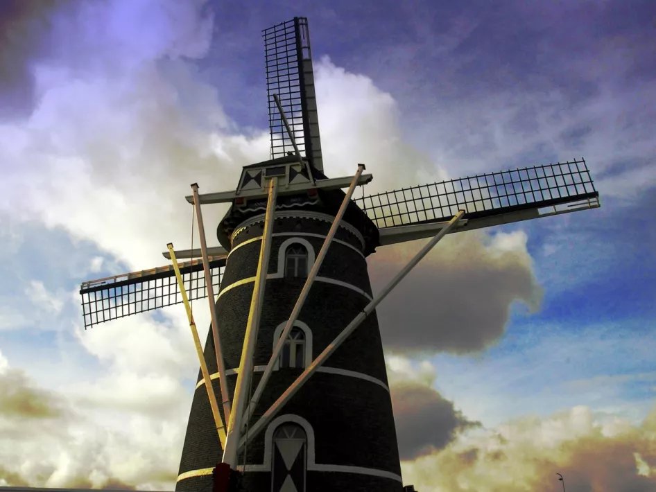 De Sint Antoniusmolen in Laar met grijze wolken op de achtergrond