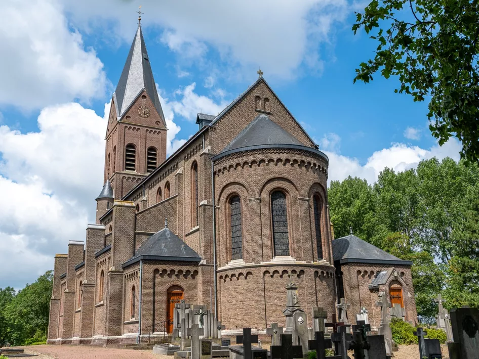 De Sint Martinuskerk in Linne gezien vanaf de achterkant bij het koor