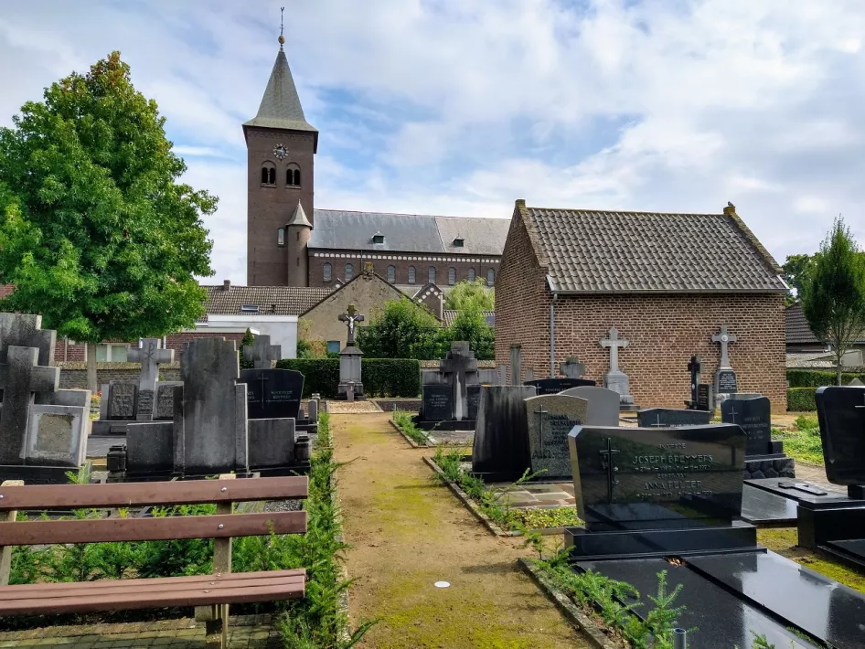 Das Friedhof von der Sint Martinus Kirche in Vlodrop