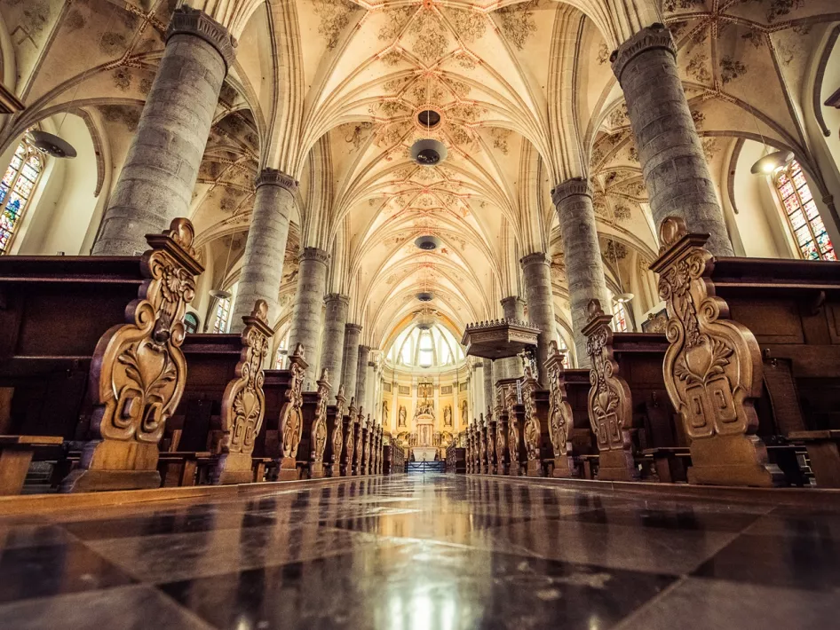 Het interieur met op de achtergrond het koor van de Sint Martinuskerk in Weert