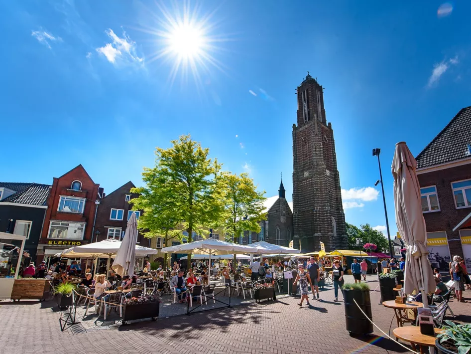 De Sint Martinuskerk in Weert op een zomerdag omring door sfeervolle terrasjes