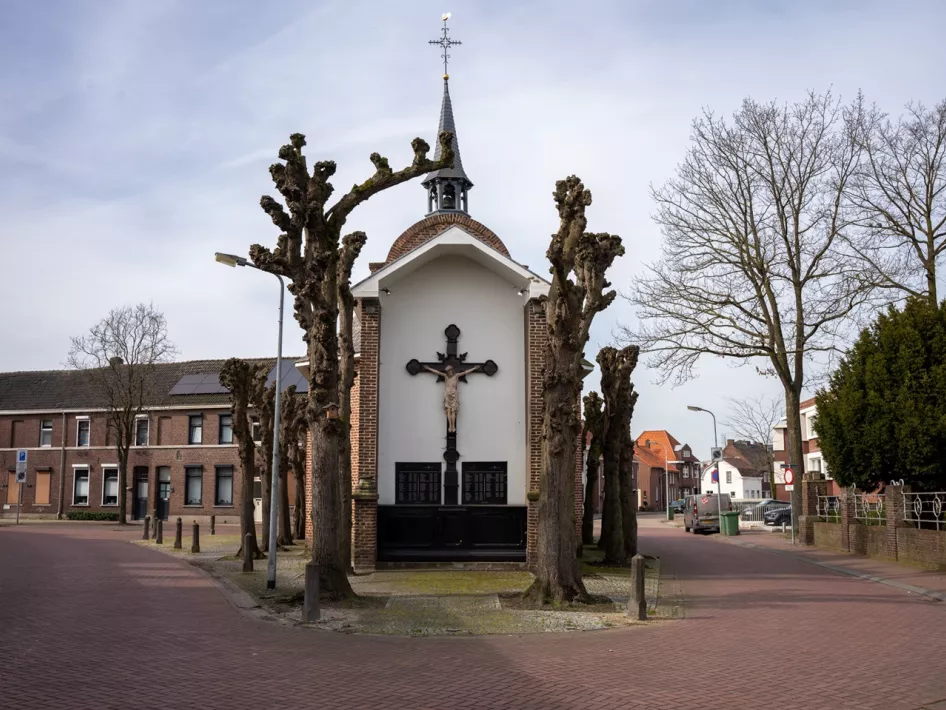 Het Christusbeeld aan de voorkant van de Sint Rumolduskapel