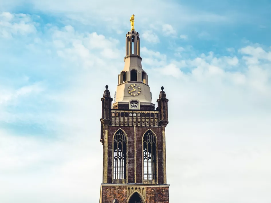 Het gouden beeld van Sint Christoffel op de torenpiek van de Kathedraal in Roermond