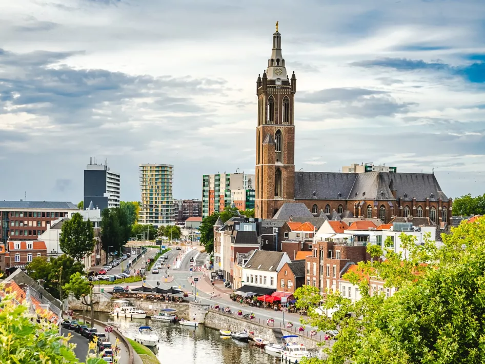 De Sint-Christoffelkathedraal torent hoog boven de binnenstad van Roermond uit