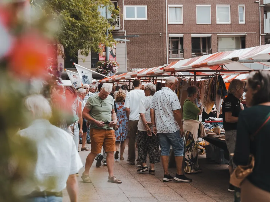 Besucher stöbern an den Marktständen während des Sjoemelmert in Roermond nach Kleidung und anderen Schnäppchen.