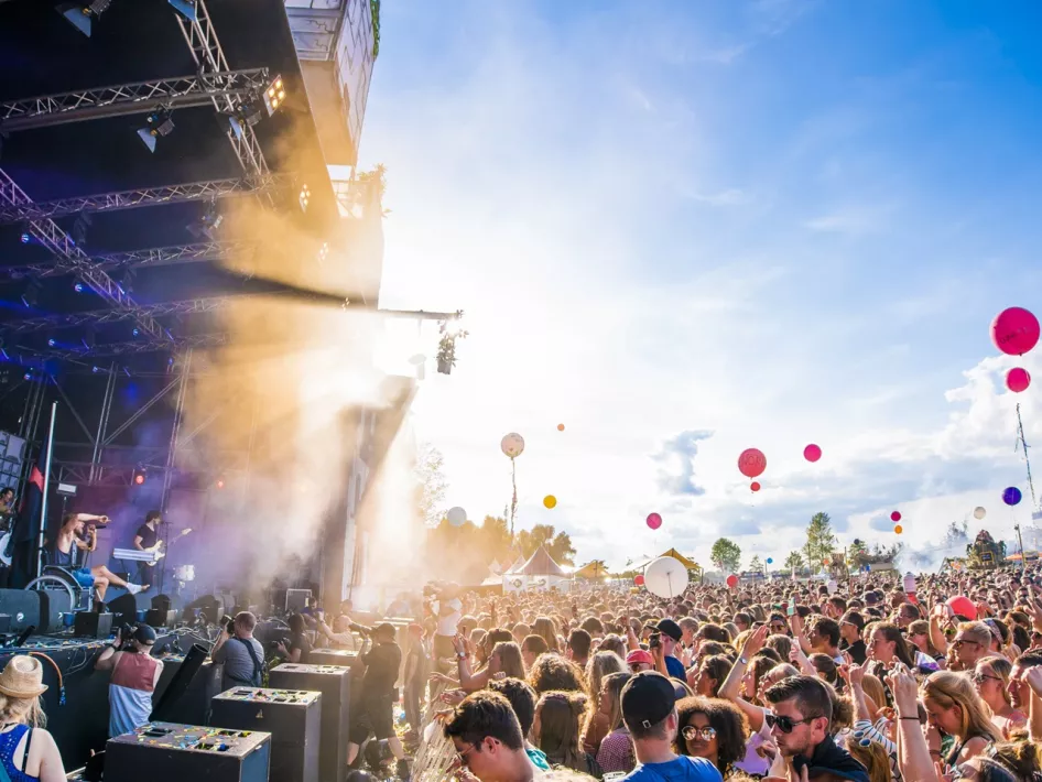 Menschen stehen vor der Bühne des Solar Festival in Roermond
