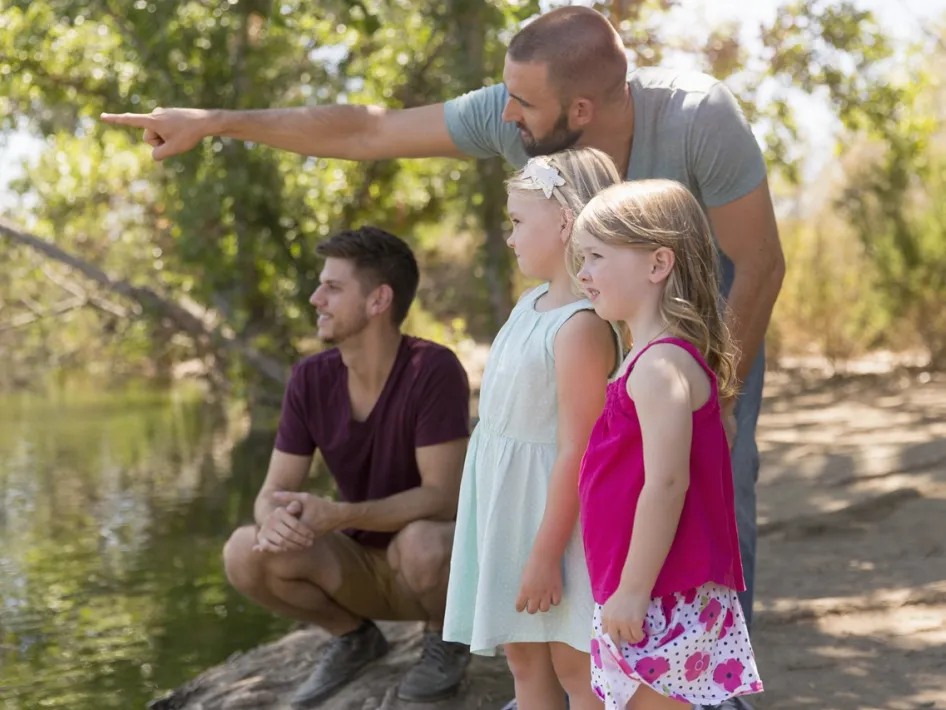 Vader en kinderen spotten samen dieren bij het water tijdens de Soorten challenge De Groote Peel 2026 in de natuur.