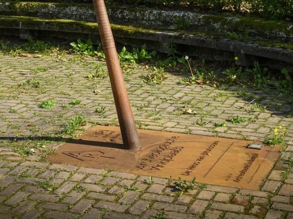 De Reus van Brunssum- Speer punt aanduiding archeologische vondst